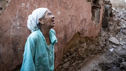 Eine verzweifelte Frau vor ihrem zerstörten Haus in der Altstadt von Marrakesch. (Bild: AFP)