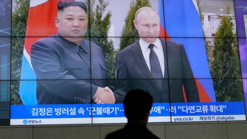 Pjöngjang am Freitag: Ein riesiger Bildschirm zeigt einen Bericht des russischen Präsidenten Wladimir Putin und des nordkoreanischen Führers Kim Jong Un. (Bild: The Associated Press)