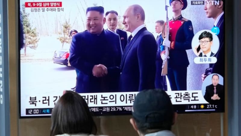 von links: Nordkoreas Machthaber Kim Jong Un und Russlands Präsident Wladimir Putin im Fernsehen (Bild: AP)