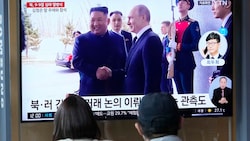 von links: Nordkoreas Machthaber Kim Jong Un und Russlands Präsident Wladimir Putin im Fernsehen (Bild: AP)