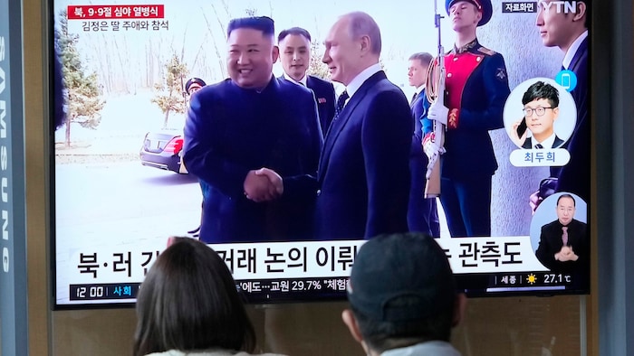 von links: Nordkoreas Machthaber Kim Jong Un und Russlands Präsident Wladimir Putin im Fernsehen