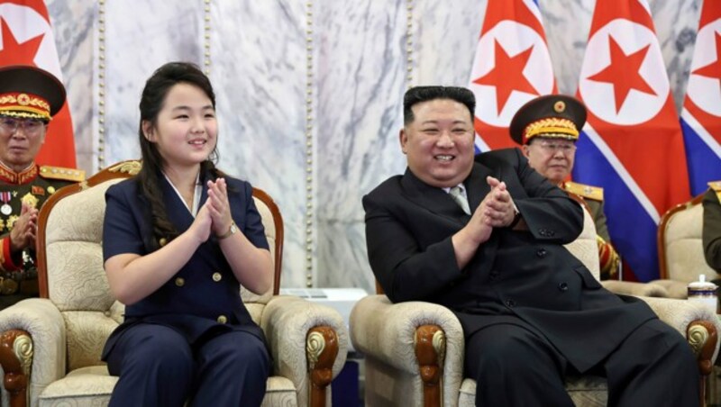 Kim Jong Un mit seiner Tochter (Bild: AP)