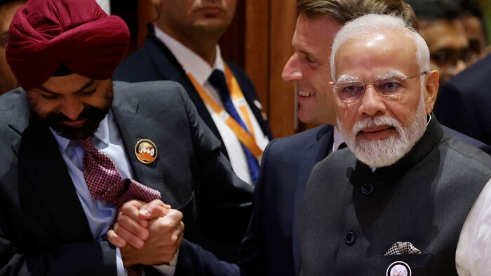Indiens Premierminister Narendra Modi (rechts) mit Frankreichs Präsident Emmanuel Macron und Weltbank-Präsident Ajay Banga