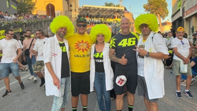 Ronny (2. v. li.) traf Valentino Rossi. Mit seinen Freunden Gerhard, Hansi, Marc und Ramona feierte er in Tavullia (Bild: Kothgasser)