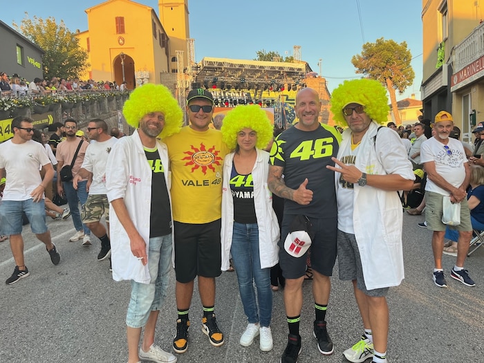 Ronny (2. v. li.) traf Valentino Rossi. Mit seinen Freunden Gerhard, Hansi, Marc und Ramona ...