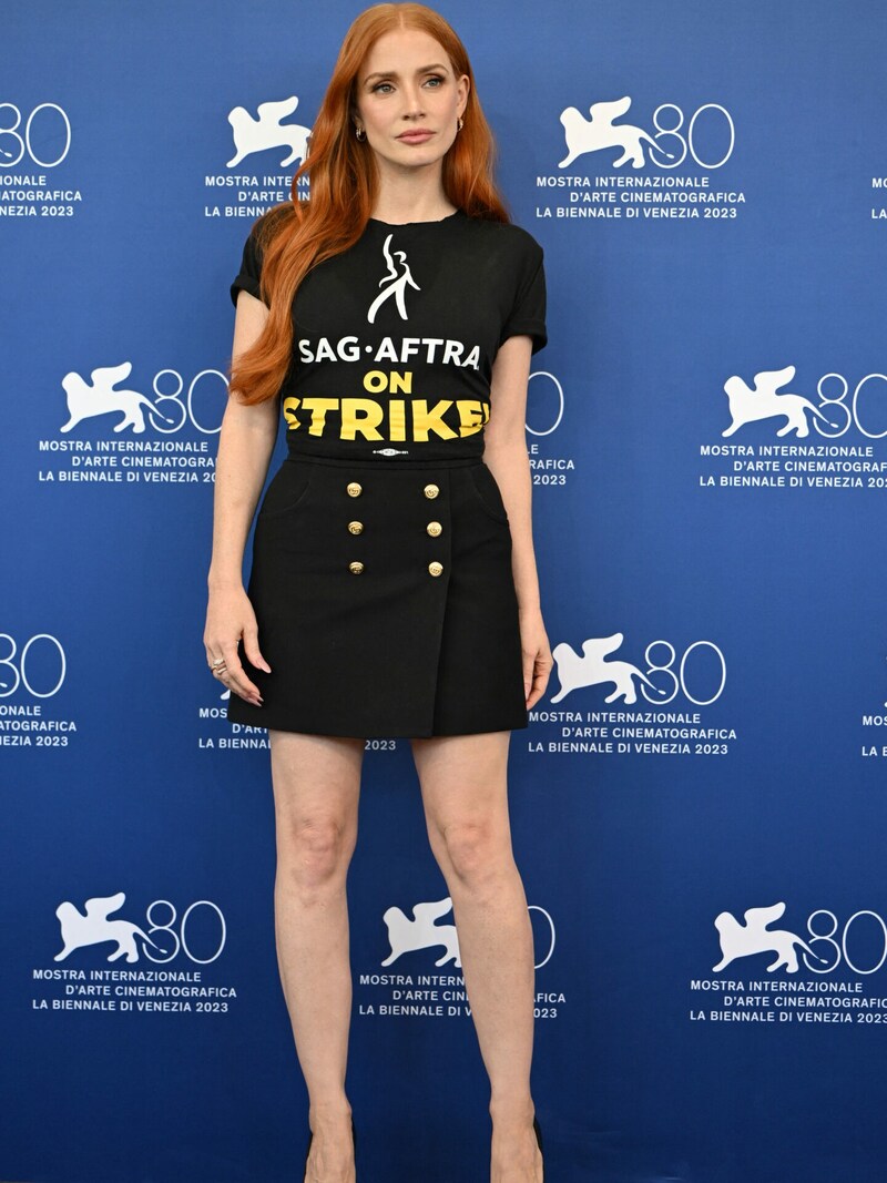 Am Nachmittag bekundete Chastain mit ihrem Look Solidarität mit den Streikenden in Hollywood. (Bild: APA/AFP/GABRIEL BOUYS)