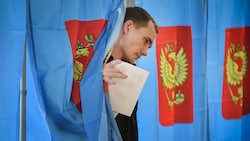 Bei den Regionalwahlen in Russland wurden schon jetzt vielerorts Verstöße und Betrug gemeldet. (Bild: APA/AFP/Vladimir NIKOLAYEV)