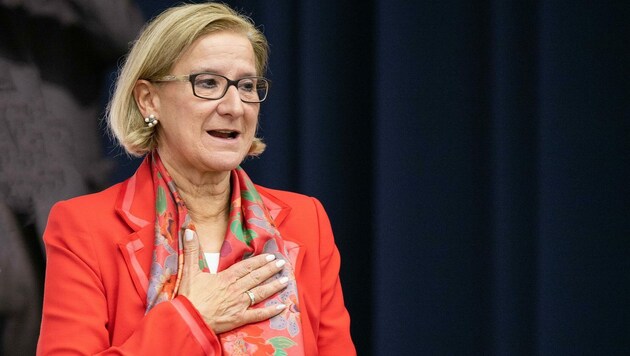 Hand aufs Herz: Mikl-Leitner wird auch künftig dieselbe Hymne singen können. (Bild: Gerhard Pfeffer)