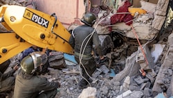 Retter suchen mit einem kleinen Bagger nach Überlebenden unter den Trümmern eines eingestürzten Hauses in Moulay Brahim (Provinz Al Haouz). (Bild: AFP)