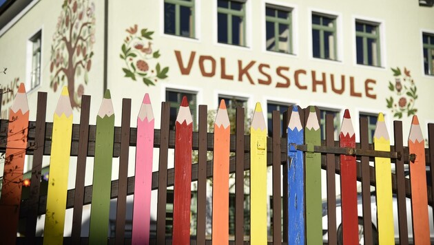 5642 Schüler dürfen am Montag in Salzburg zum ersten Mal auf den Schulbänken Platz nehmen. (Bild: Holitzky Roland)