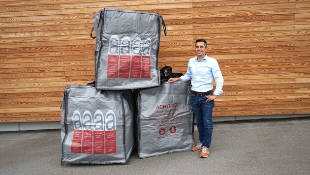 Joachim Puhm befreit alte „Big Bags“ von Reststoffen und erzeugt daraus neue Transportbehälter. (Bild: Puhm GmbH)