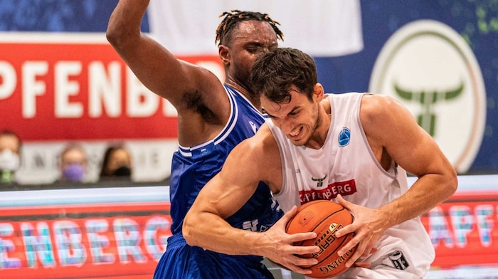 Mithilfe von Kapitän Nemo Krstic (Bild, r.) will der spanische Trainer die Bulls wieder zu einer ...