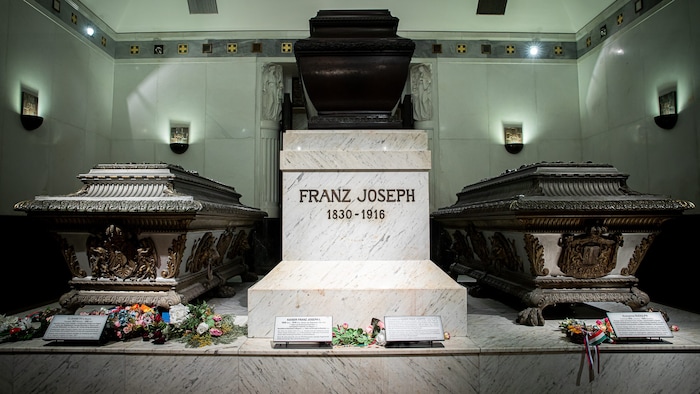 Die Sarkophage von Kaiser Franz Joseph (Mitte), Kaiserin Elisabeth (links) und Kronprinz Rudolf ...
