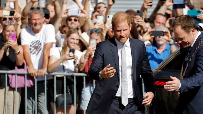 Prinz Harry wurde von Düsseldorfs Bürgermeister in Empfang genommen.