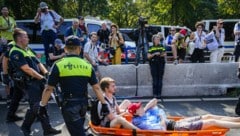 Am Sonntag gingen in Den Haag wieder Klimaaktivistinnen und -aktivisten auf die Straße. Sie blockierten die Autobahn A12 zum zweiten Mal in Folge. (Bild: AFP)