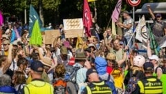 Am Samstag blockierten Klimaaktivistinnen und Klimaaktivisten trotz Verbots eine Autobahn in Den Haag. 2400 von ihnen wurden festgenommen. (Bild: AFP)