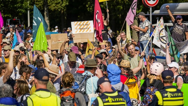 Am Samstag blockierten Klimaaktivistinnen und Klimaaktivisten trotz Verbots eine Autobahn in Den Haag. 2400 von ihnen wurden festgenommen. (Bild: AFP)