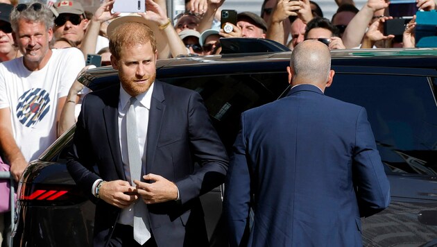 Prinz Harry hatte es am Samstagnachmittag sehr eilig, ins Düsseldorfer Rathaus zu kommen. Zeit für seine Fans blieb da keine. (Bild: APA/AFP/Odd ANDERSEN)