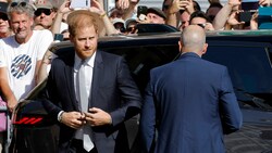 Prinz Harry hatte es am Samstagnachmittag sehr eilig, ins Düsseldorfer Rathaus zu kommen. Zeit für seine Fans blieb da keine. (Bild: APA/AFP/Odd ANDERSEN)