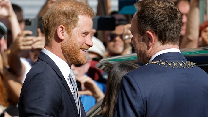 Prinz Harry bei der Ankunft vor dem Düsseldorfer Rathaus