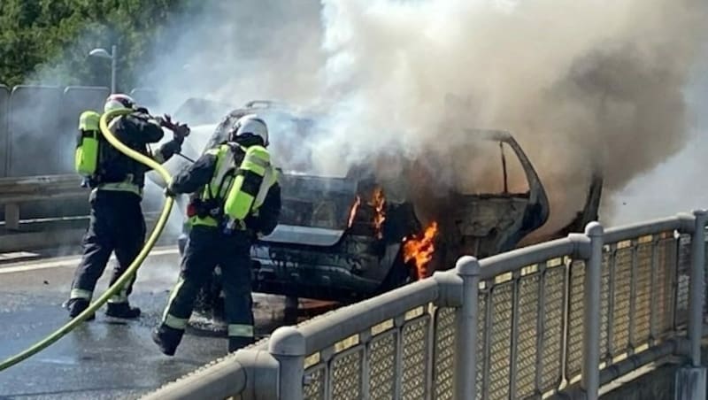 Die Feuerwehr musste auch wegen eines brennenden Autos (Bild) auf der Brigittenauerbrücke ausrücken. (Bild: Stadt Wien - Feuerwehr)