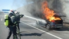 Gegen 12.45 Uhr war auf der A23, in Fahrtrichtung Süd, vor dem Absbergtunnel, ein Pkw in Brand geraten (Bild). (Bild: Stadt Wien - Feuerwehr)