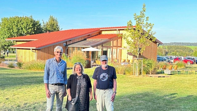 25 Jahre Sterntalerhof. Bei einem Festakt am Samstag galt es den vielen Wegbegleitern vor allem Danke für die Unterstützung zu sagen. Mit dabei auch die Gründer, Peter Kai und Regina Heimhilcher mit Geschäftsführer Harald Jankovits. (Bild: Christian schulter)