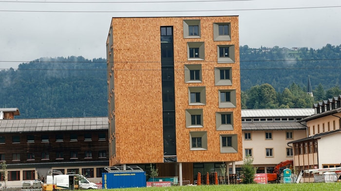 Die rötlichen Holzschindeln machen das neue Internat weithin sichtbar.