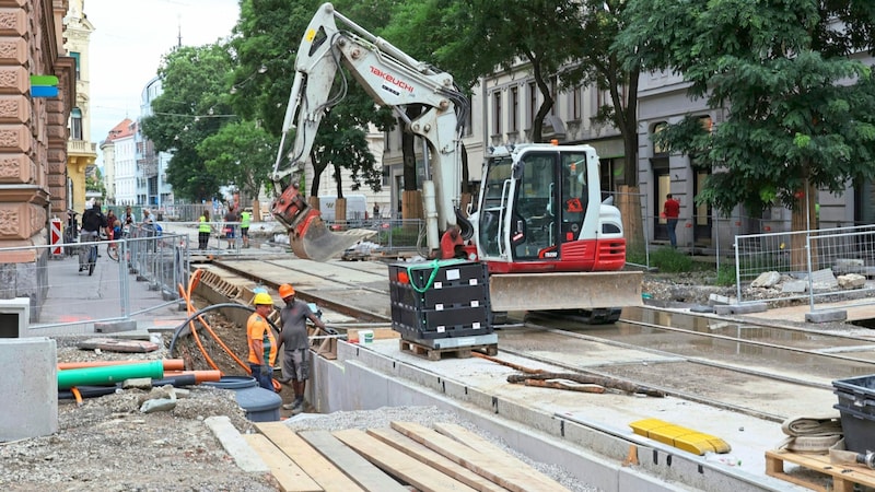 Die rege Bautätigkeit in Graz für eine bessere Öffi-Infrastruktur wird laut Umfrage vom Großteil positiv gesehen. (Bild: Christian Jauschowetz)