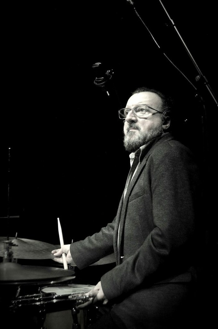 Ramón López gibt eine Solo-Performance am Schlagzeug