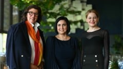 Plaudern abseits des Spektakels: Star-Regisseurin Francesca Zambello, Sparkasse-OÖ-Vorstandschefin Stefanie Christina Huber und „OÖ-Krone“- Chefredakteurin Alexandra Halouska (v.l.n.r.). (Bild: Markus Wenzel)