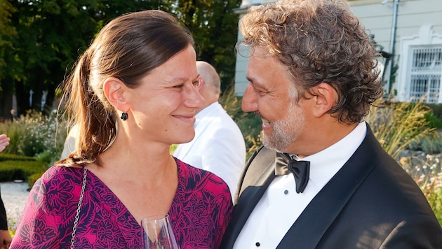 Tenor Jonas Kaufmann mit seiner Gattin Christiane (oben) - die Enkel von Max Reinhardt mit Martin Weiss (in Weiß). (Bild: Tschepp Markus)