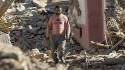 Ein Mann geht an zerstörten Häusern vorbei, die nach einem Erdbeben im Bergdorf Tafeghaghte südwestlich von Marrakesch zerstört wurden. (Bild: AFP)