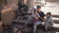 Eine Familie sitzt vor ihrem zerstörten Haus im Dorf Moulay Ibrahim in der Nähe von Marrakesch. (Bild: The Associated Press)