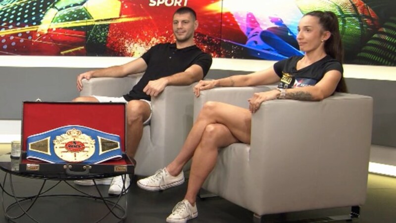 Michaela Kotaskova und Stefan Nikolic im krone.tv-Studio (Bild: krone.tv)