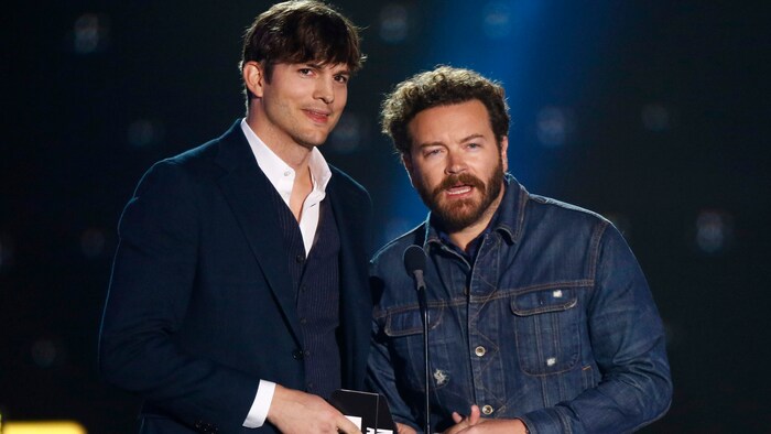 Ashton Kutcher stand, wie auch Mila Kunis, gemeinsam mit Danny Masterson vor der Kamera.