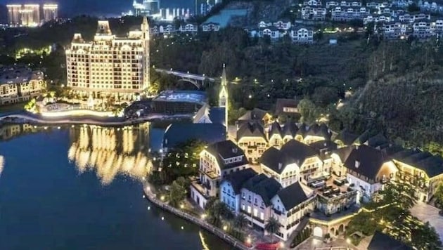 Am großen künstlichen „Hallstättersee“ sind an den Ufern inzwischen ein riesiges Hotel und Reihenhäuser im „Alpen-Look“ entstanden. (Bild: zVg)