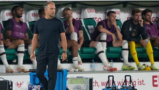 Wie lange darf sich Hansi Flick noch DFB-Bundestrainer nennen? (Bild: AP)