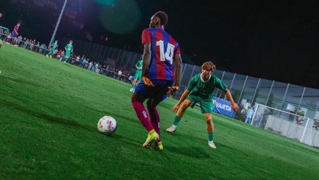 Abwehrspieler Lukas Posch im Duell mit Barcelonas Alieu Drammeh. (Bild: SK Rapid/Chaluk)