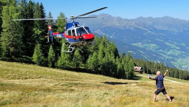 Das Team des Polizeihubschraubers „Libelle Salzburg“ führte die Bergung durch. (Bild: Bergrettung)