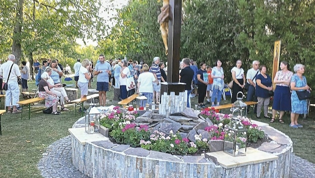 Die erste Heilige Messe unter dem restaurierten Kreuz lockte viele Gläubige an. (Bild: Helmut Belanyecz)