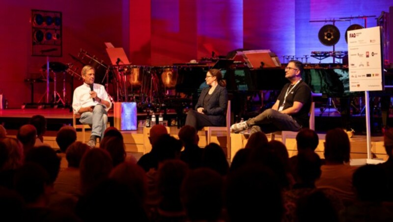 Thea Dorn, Martin Radjaby und Claus Kleber dikutierten zum Thema „Sprache MACHT Veränderung?“. (Bild: Hannes Kläger/friendship.is)