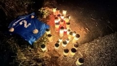 Ein Fußballdress und zahlreiche Kerzen erinnern an der Unglücksstelle an den 21-jährigen Mann. (Bild: Schulter Christian)