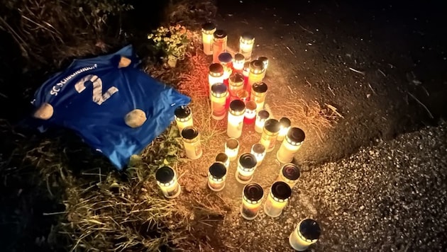 Ein Fußballdress und zahlreiche Kerzen erinnern an der Unglücksstelle an den 21-jährigen Mann. (Bild: Schulter Christian)