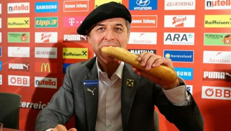 Marcel Koller mit Baskenmütze und Baguette (Bild: GEPA pictures)