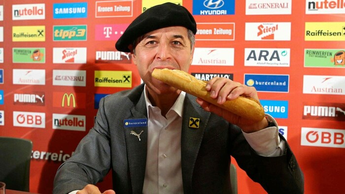 Marcel Koller mit Baskenmütze und Baguette