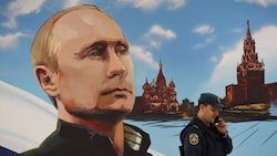In der Region Donezk ist ein großes Bild des russischen Präsidenten Wladimir Putin zu sehen. Seine Partei soll offiziellen Informationen nach nun auch die Regionalwahl gewonnen haben. (Bild: AFP)