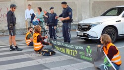 Protestaktion der Letzten Generation vor einer Grazer Schule. (Bild: Christian Jauschowetz)