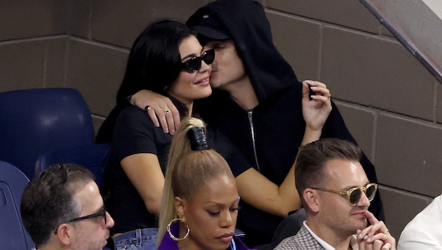 Sie wollen sich nicht mehr verstecken: Kylie Jenner und Timothée Chalamet zelebrierten ihre Liebe beim Tennis. (Bild: APA/Getty Images via AFP/GETTY IMAGES/Mike Stobe)