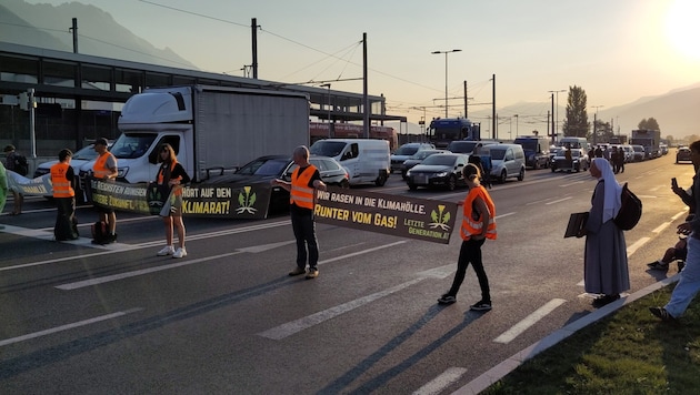 Im Bereich des neuen Bahnhofes in Rum protestierte die Letzte Generation. (Bild: Letzte Generation Österreich)